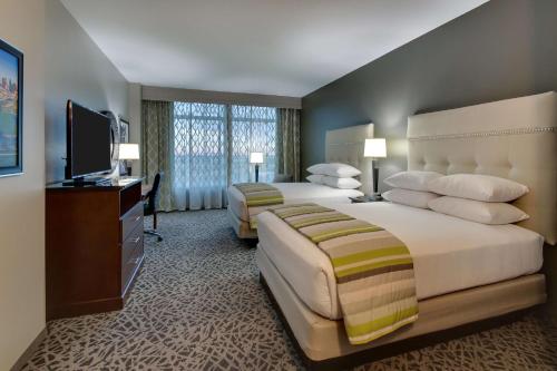 2 queen beds