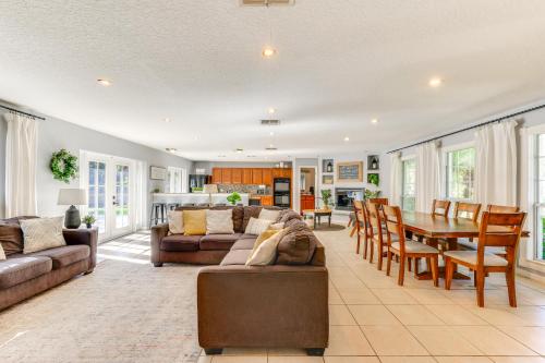 Centrally Located Family Home with Yard in Oviedo! in Oviedo, Vereinigte Staaten von Amerika