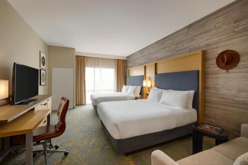 Holiday Inn & Suites - Nashville Downtown - Conv Ctr an IHG Hotel - image 2
