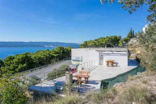 Apartments with a parking space Marusici Omis - 954