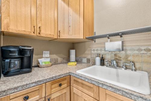 Charming Country Club Condo with Loft & Fireplace in Flagstaff, USA