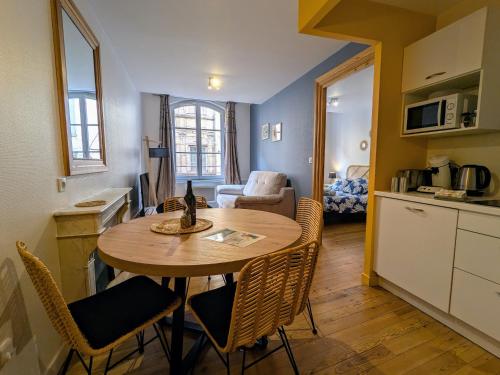 Charmant 2 pièces au pied de la cathédrale, lumineux et tout inclus, idéalement situé en centre-ville. - FR-1-582-379 gîte à louer Le Puy-en-Velay