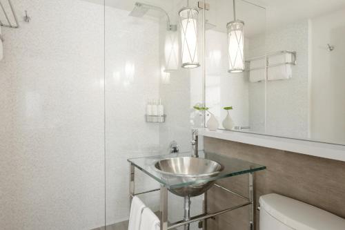 617498725 Kimpton Surfcomber Hotel by IHG