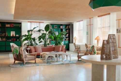 Kimpton Surfcomber Hotel an IHG Hotel - image 11