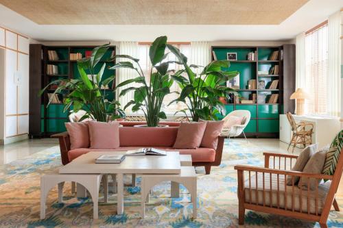 617498732 Kimpton Surfcomber Hotel by IHG