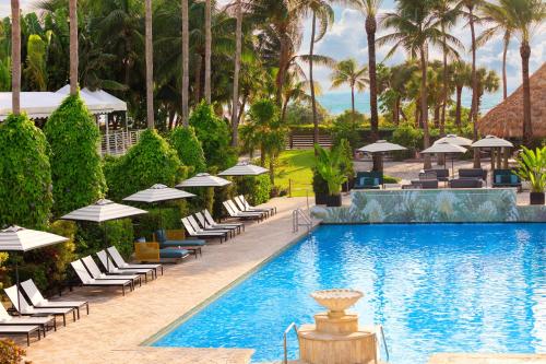 617498815 Kimpton Surfcomber Hotel by IHG
