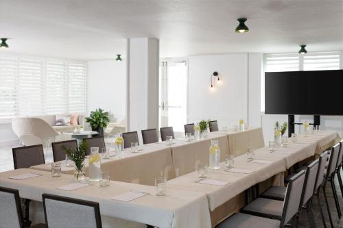 617498889 Kimpton Surfcomber Hotel by IHG