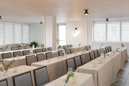 617498930 Kimpton Surfcomber Hotel by IHG