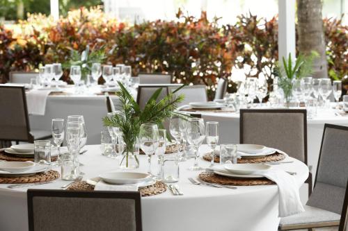 617498940 Kimpton Surfcomber Hotel by IHG