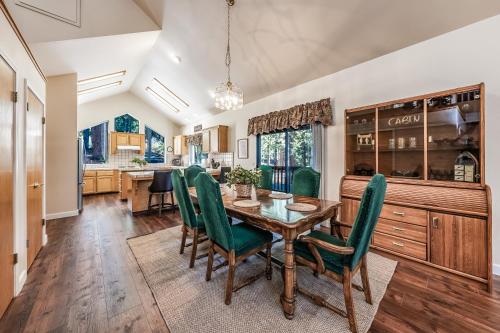 Granite Ridge Getaway Chill Deck Vibes AC in Shaver Lake (CA)