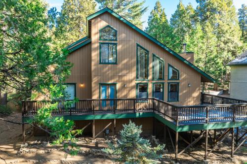 Granite Ridge Getaway Chill Deck Vibes AC in Shaver Lake (CA)