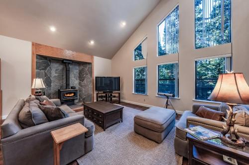 Granite Ridge Getaway Chill Deck Vibes AC in Shaver Lake (CA)