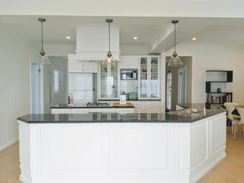 ห้องครัว, อาราลูเอน มอเตอร์ ลอดจ์ (Araluen Motor Lodge) in เบทแมนส์เบย์