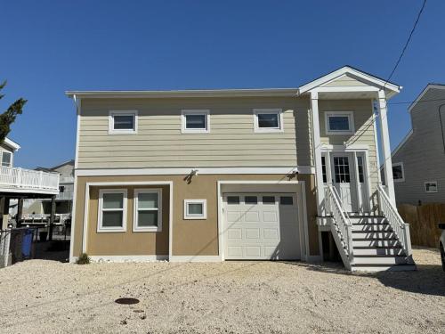 5 Bedroom Lagoon Front - New To Rental Market in Manahawkin, USA