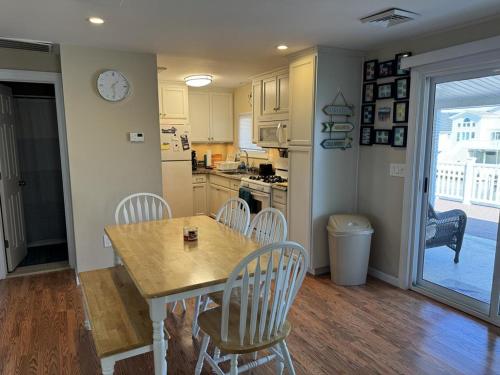 5 Bedroom Lagoon Front - New To Rental Market in Manahawkin, USA