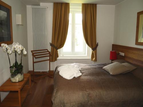 2 twin beds, 1 sofa bed