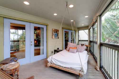Beach Paradise Getaway - 200ft from Beach! in Wabasso Beach (FL)