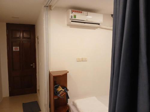 simple 14 nha chung – Hanoi, NY