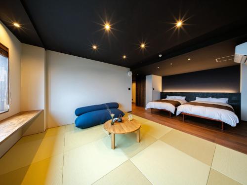 Deluxe Twin Room image 10
