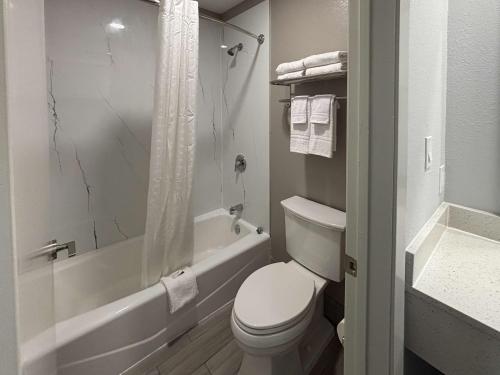 Motel 6 La Porte, TX - 화장실