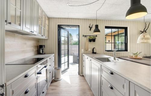 kuhinja, Nice Home In Hvide Sande With Sauna in Hvide Sande