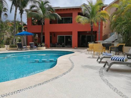 5 BD Luxury Villa with Large Pool & Minutes from Beach in Puerto Aventuras, Mexiko