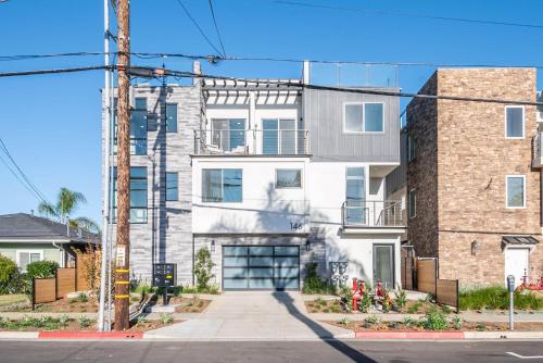 Spacious Tri-Level Condo with Ocean Views in Oceanside, USA