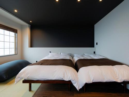 Standard Twin Room image 8