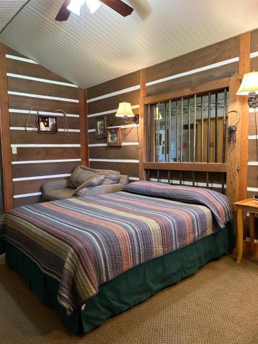 Moore's Old Pine Inn in Monroe