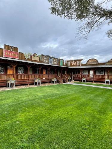 المنظر الخارجي, Moore's Old Pine Inn in Monroe