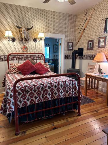 Moore's Old Pine Inn in Monroe