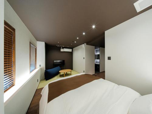 Standard Double Room image 6