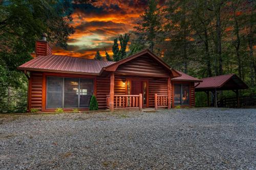 Riverwatch on the Toccoa Relax by the river and soak in the hot tub in Blue Ridge, USA