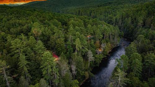 Riverwatch on the Toccoa Relax by the river and soak in the hot tub in Blue Ridge, USA