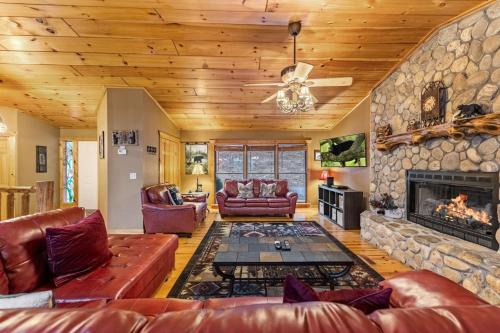Riverwatch on the Toccoa Relax by the river and soak in the hot tub in Blue Ridge, USA