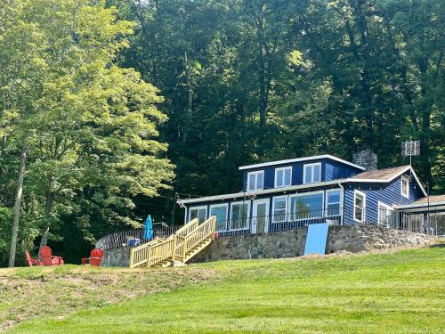 Blue House, King Bed, Grill, Pool Table, Air Hockey, Ping Pong in New Fairfield, USA