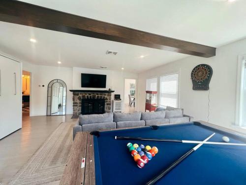 Blue House, King Bed, Grill, Pool Table, Air Hockey, Ping Pong in New Fairfield, USA