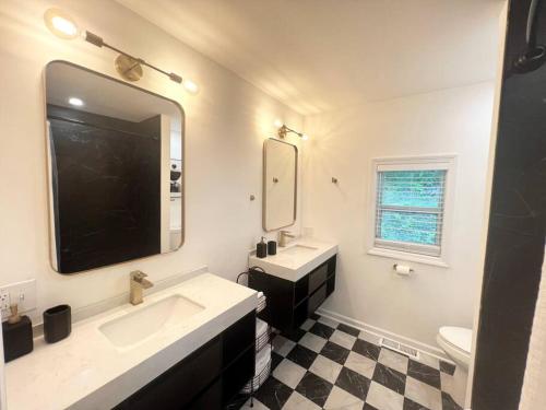 Blue House, King Bed, Grill, Pool Table, Air Hockey, Ping Pong in New Fairfield, USA