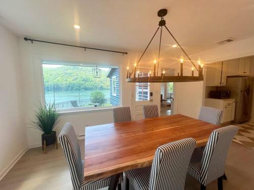 Blue House, King Bed, Grill, Pool Table, Air Hockey, Ping Pong in New Fairfield, USA