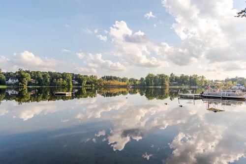 . Lakeside Retreat, Cozy 2BD Cottage with Firepit Close to the Lake
