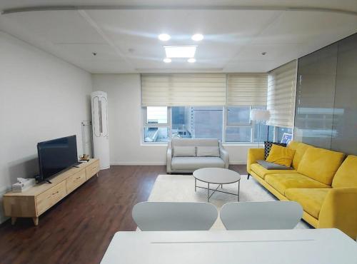 Gangnam Apartment 100m 3 Bedrooms 2 Private Bathrooms M CEO Residence 1 Minute to COEX Fully Furnish - Фото 1