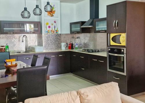 Modern air-conditioned 3 bedroom apartment on ground floor, fully equiped with swimming pool - Flic en Flac, West Coast - Tranquil Lagoons