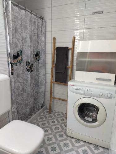 ห้องน้ำ, Cozy central flat in Pyrgos near Olympia in ปีร์กอส