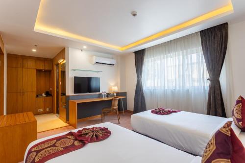 Deluxe Twin Room image 10