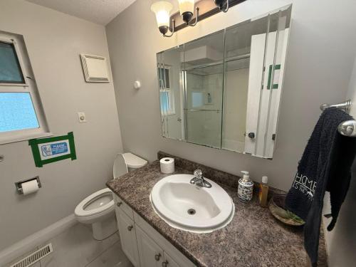 Deluxe Cozy Private Queen Room Central Surrey in Surrey, Canada