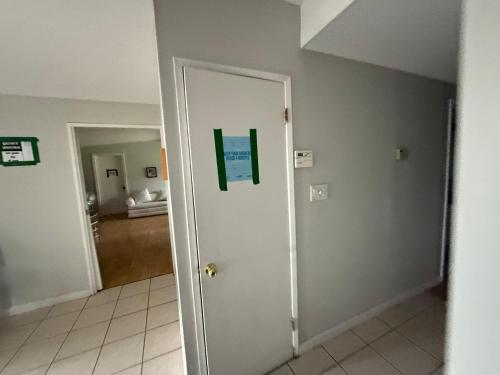 Deluxe Cozy Private Queen Room Central Surrey in Surrey, Canada