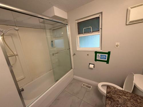 Deluxe Cozy Private Queen Room Central Surrey in Surrey, Canada