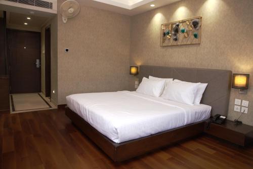 Deluxe Queen Room image 9