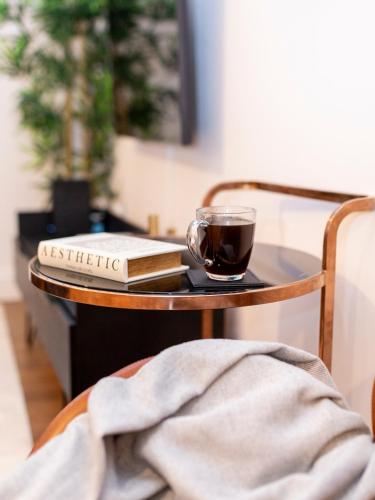 Faciliteiten, Modern 2- Bedroom Apartment in Central Redhill! in Redhill West