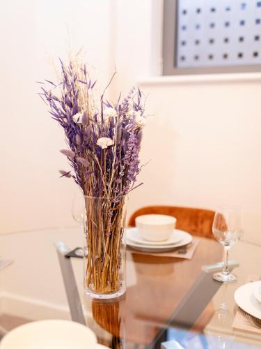 Eten en drinken, Modern 2- Bedroom Apartment in Central Redhill! in Redhill West